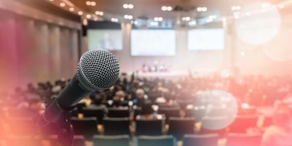 Kongress Saal mit Publikum